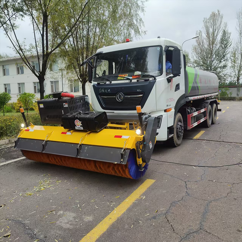 山西灑水車(chē)改裝自帶動(dòng)力掃雪機(jī)案例